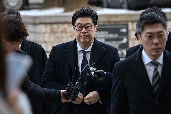 김병주 MBK파트너스 회장이 13일 오전 서울 서초구 서울중앙지방법원에서 열린 구속 전 피의자 심문(영장실질심사)에 출석하고 있다. /뉴스1