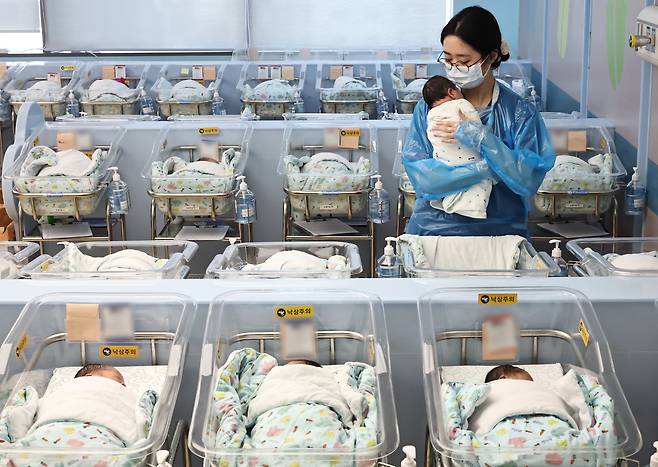 2025년 12월 26일 경기도 고양시 CHA의과학대학교 일산차병원 신생아실에서 간호사가 신생아를 돌보고 있다. / 연합뉴스