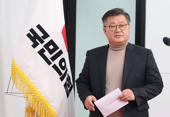 이호선 국민의힘 당무감사위원장이 지난해 12월 16일 오후 서울 여의도 국힘 중앙당사에서 회의 결과를 발표하기 위해 들어서고 있다. ⓒ뉴시스