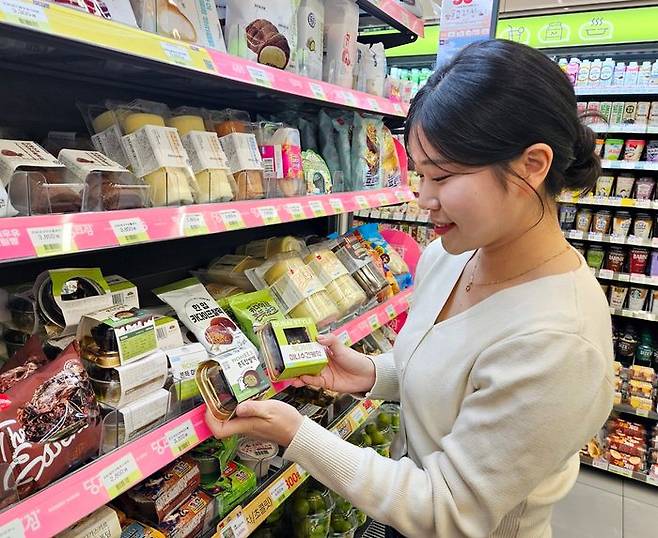 고객이 CU에서 두바이 콘셉트 디저트들을 살펴보고 있다.ⓒCU