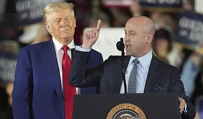 도널드 트럼프 미국 대통령과 '이민정책 차르' 스티븐 밀러 백악관 정책담당 부비서실장. ⓒ AP=연합뉴스