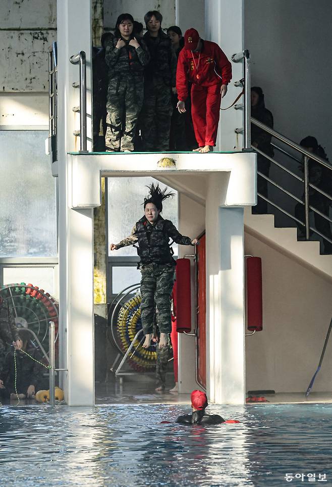 13일 오전 경북 포항시 해병대 훈련장 일대에서 열린 2026년 겨울 해병대 캠프에서 참가자들이 비상 상황 시 함정에서 벗어나는 이함 훈련을 진행하며 물속으로 뛰어들고 있다. 포항=이한결 기자 always@donga.com