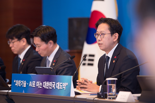 14일 오전 서울 중구 서울중앙우체국에서 열린 '우주항공청, 과학기술원, 정보통신기술분야 업무보고' 에서 배경훈 부총리 겸 과학기술정보통신부 장관이 발언하고 있다. 이날 우주항공청, 한국항공우주연구원, 한국천문연구원, 한국과학기술원, 광주과학기술원, 대구경북과학기술원, 울산과학기술원,정보통신산업진흥원, 한국지능정보사회진흥원, 한국인터넷진흥원, 정보통신기획평가원, 한국데이터산업진흥원, 국립전파연구원, 중앙전파관리소, 한국방송통신전파진흥원 등이 업무보고를 실시했다.
