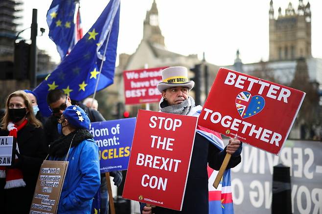 2020년 12월 영국 런던 국회의사당 앞에서 브렉시트를 반대하는 시위가 벌어졌다. 브렉시트 이후 영국의 경제성장은 정체 상태다. REUTERS
