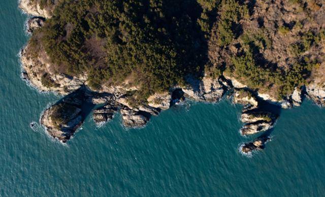 금오도 비렁길 5코스의 조각난 갯바위.