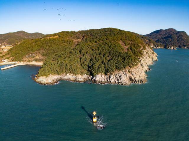 금오도 학동마을 앞바다에 큰머리게 등대가 보인다.