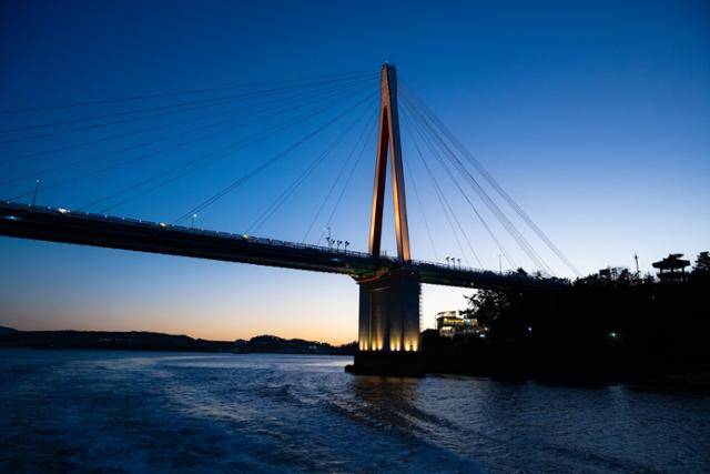 전남 여수시 돌산대교가 조명을 받아 은은하게 빛나고 있다.