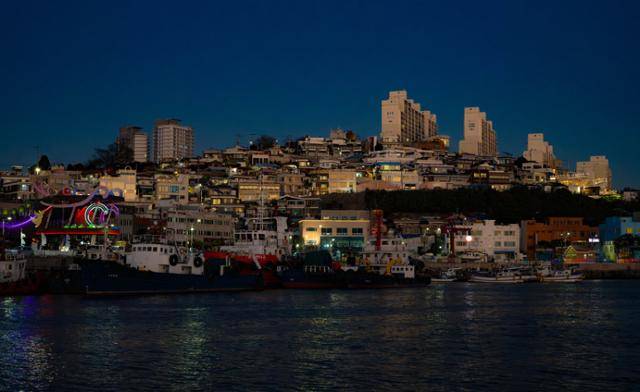 전남 여수시 여수항에 저녁 어스름이 내렸다.