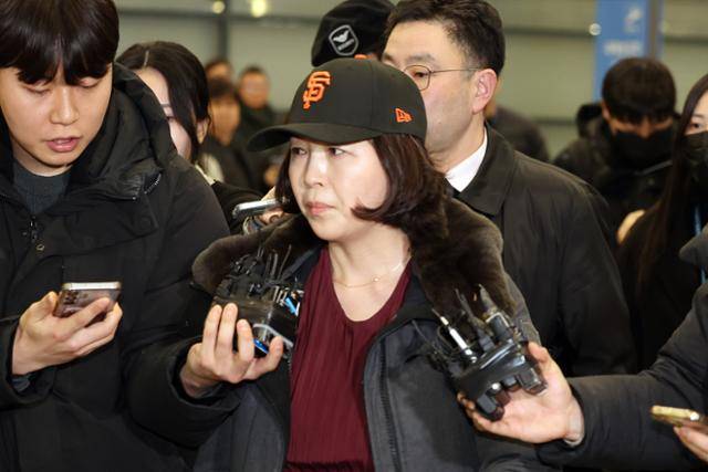 2022년 지방선거를 앞두고 강선우 무소속 의원에게 '공천 헌금' 1억 원을 건넨 의혹을 받는 김경 서울시의원이 11일 오후 인천국제공항 제1여객터미널을 통해 귀국하고 있다. 뉴시스