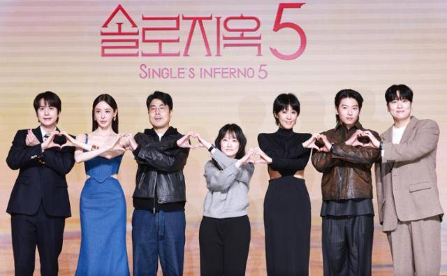 14일 서울 마포구 호텔 나루 서울 엠갤러리에서 열린 넷플릭스 연애 예능프로그램 '솔로지옥' 시즌5 제작발표회에서 PDP 및 출연진들이 포즈를 취하고 있다. 왼쪽부터 규현, 이다희, 김재원 PD, 박수지 PD, 홍진경, 덱스, 한해. 연합뉴스