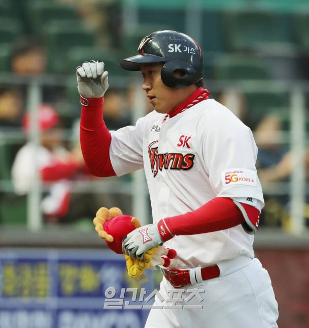 SK 와이번스 소속으로 홈런을 기록한 뒤 득점하는 김동엽의 모습. IS 포토