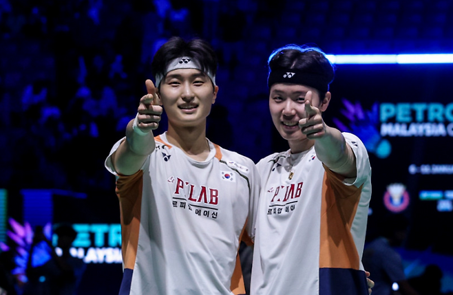 지난 11일 말레이시아 오픈 남자복식 결승전에서 우승한 서승재(오른쪽) 김원호가 포즈를 취하고 있다. 사진=세계배드민턴연맹(BWF) 홈페이지 캡처