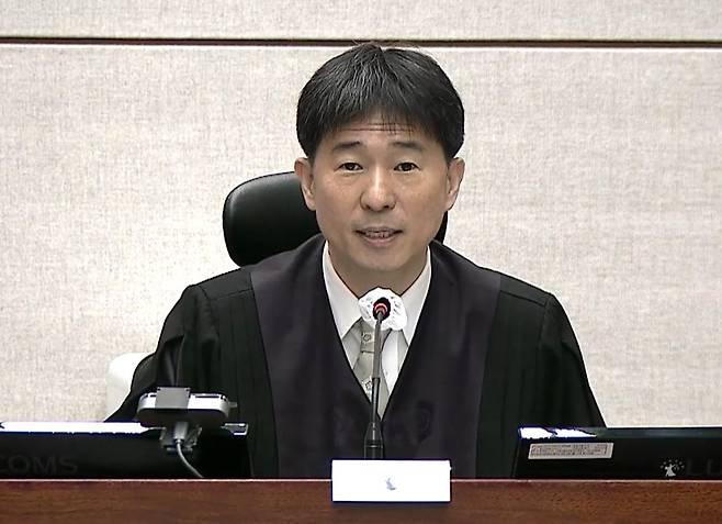 지귀연 부장판사가 2일 서울 서초구 서울중앙지방법원에서 열린 윤석열 전 대통령의 내란 우두머리·직권남용 권리행사 방해 혐의 사건 속행 공판에서 발언하고 있다. 2025.10.2 [서울중앙지법 제공. 재판매 및 DB금지] [사진=연합뉴스]