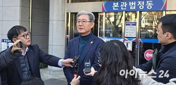 오태완 경남 의령군수가 지난 13일 오후 창원지방법원에서 항소심 선고를 받은 뒤 법원을 나서면서 취재진의 질문에 답변하고 있다. [사진=독자 제공]