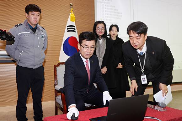 윤건영(앞줄 가운데) 충북교육감이 14일 교육청 사랑관 세미나실에서 평준화고 배정 전산 추첨을 하고 있다. [사진=충북교육청]