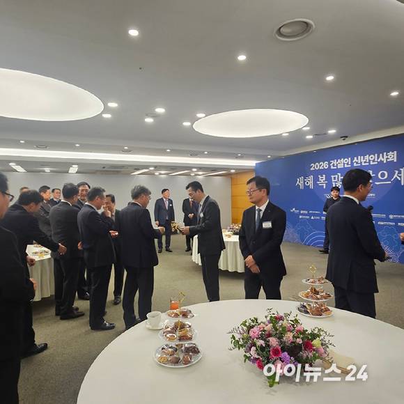 14일 오후 건설회관에서 개최된 '2026년도 건설인 신년인사회'에 앞서 도착한 국회와 업계 관계자들이 환담을 나누고 있다. [사진=이효정 기자 ]