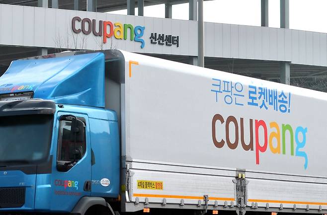 대규모 개인정보 유출 사태를 일으킨 쿠팡을 대상으로 공정거래위원회가 13일 대규모 현장조사에 착수한 가운데 대전의 한 쿠팡 물류센터에서 대형 배송 차량이 이동하고 있다.김성태 객원기자
