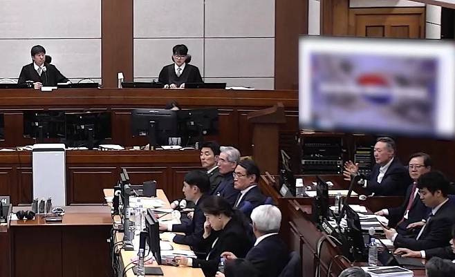윤석열 전 대통령이 13일 오후 서울 서초구 서울중앙지방법원에서 진행된 내란 우두머리 혐의 2차 결심공판에 출석해 재판부에 의견을 전달하고 있다. 사진 서울중앙지법