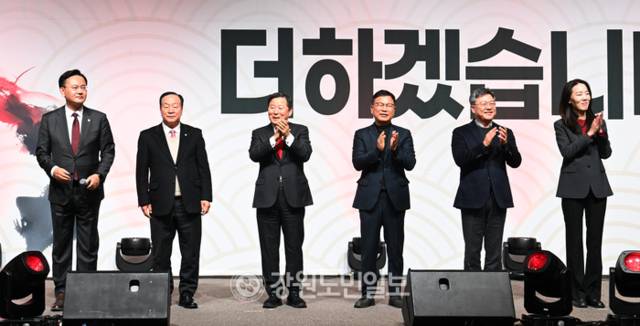 ▲ 14일 호텔인터불고 원주에서 열린 2026 국민의힘 강원도당 신년인사회에서 이철규 도당위원장을 비롯해 한기호, 이양수, 유상범, 박정하 국회의원과 김혜란 춘천갑 당협위원장이 당원들에게 신년인사를 하고 있다. 방도겸 기자