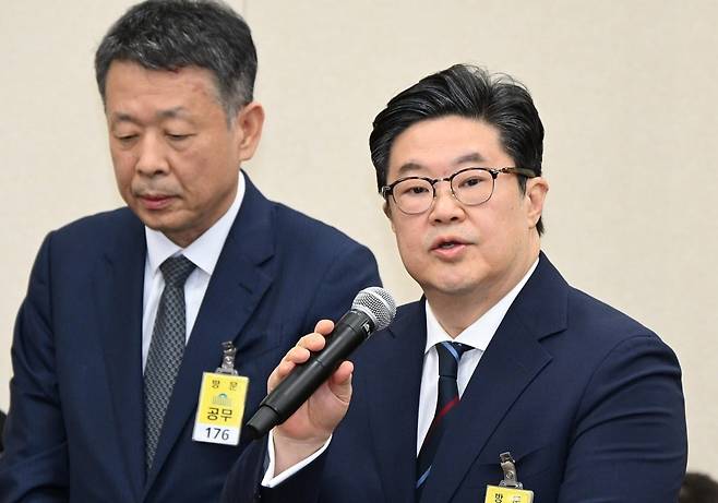 김병주 MBK파트너스 회장이 2025년 10월 14일 서울 여의도 국회에서 열린 정무위원회의 공정거래위원회 등에 대한 국정감사에 증인으로 출석해 의원들의 질의에 답하고 있다. 왼쪽은 김광일 홈플러스 대표이사. 사진=임형택 한국경제신문 기자