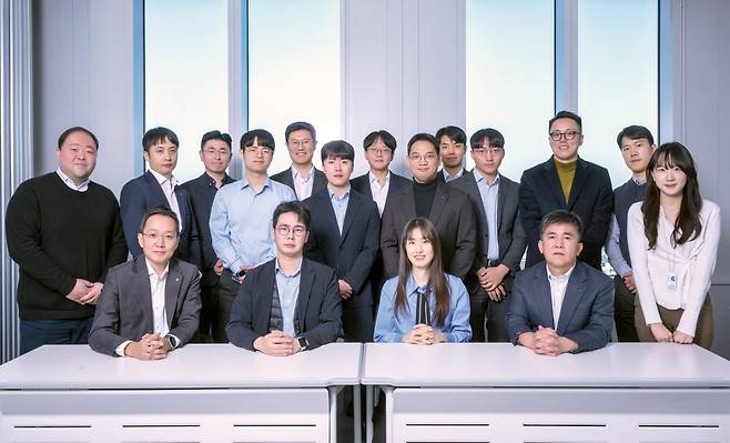 윤창용 센터장(앞줄 왼쪽 넷째), 이병화 기업분석부 이사(앞줄 왼쪽 첫째)와 신한투자증권 리서치센터 애널리스트 및 팀원들. 사진=이승재 기자