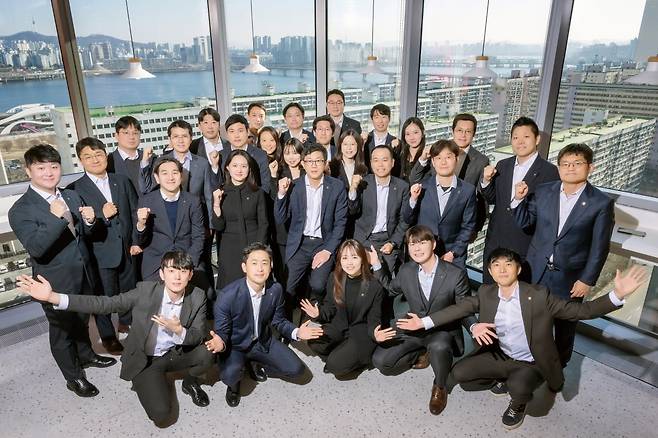 조수홍 본부장(둘째줄 앉은자리 왼쪽 셋째), 손세훈 이사(넷째) 김병연 투자전략부 이사(다섯 번째)와 NH투자증권 리서치센터 애널리스트 및 팀원들. 사진=이승재 기자