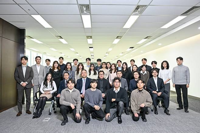 이진우 센터장(둘째줄 왼쪽 넷째)과 메리츠증권 리서치센터 애널리스트 및 팀원들. 사진=서범세 기자