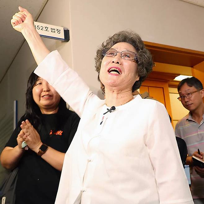 61년 전 자신을 성폭행하려던 남성의 혀를 깨물어 중상해 혐의 유죄 판결을 받았던 최말자씨가 지난해 7월 23일 부산지법에서 열린 재심 첫 공판을 마치고 법정을 나서며 손을 치켜 들며 “이겼습니다”를 외치고 있다. 이날 검찰은 “정당방위가 인정된다”며 무죄를 구형했다. 연합뉴스