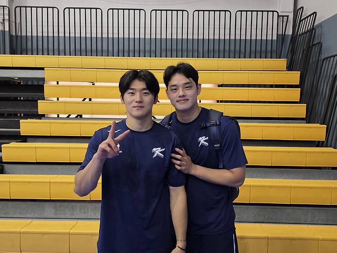 WBC 대표팀 김도영(왼쪽)과 문동주가 11일 사이판 올레아이 구장에서 훈련을 마친 뒤 함께 사진 찍고 있다. 사이판 | 심진용 기자