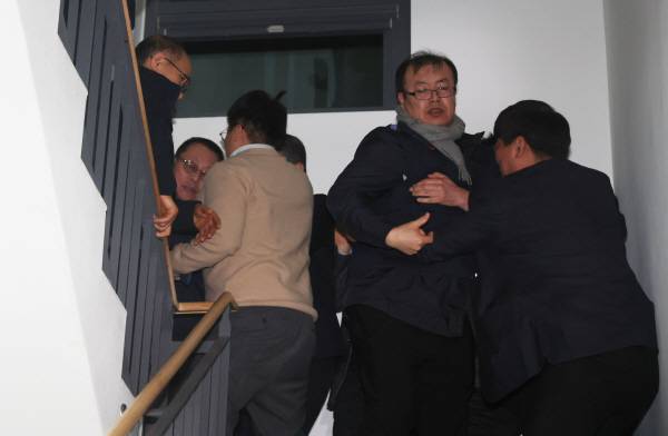 14일 서울지방노동위원회에서 열린 특별조정위원회 2차 사후 조정회의에서 박점곤 서울시버스노동조합(버스노조) 위원장(왼쪽 두번째)과 조합원이 회의장을 나서자 회의 관계자들이 이를 만류하고 있다. 연합뉴스