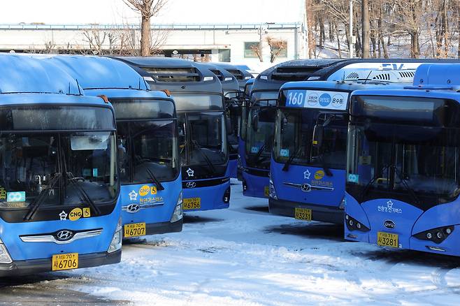 Buses are parked in a public parking garage in Seoul on Tuesday as bus unions went on an indefinite strike. (Yonhap)