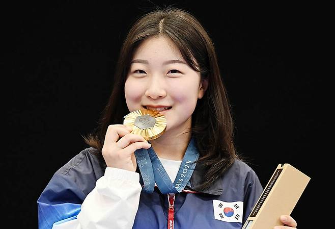 Shooter Ban Hyo-jin poses for a photo after winning the gold medal in the women’s 10-meter air rifle at the 2024 Paris Olympics in Paris, France on July 29, 2024. [JOINT PRESS CORPS]