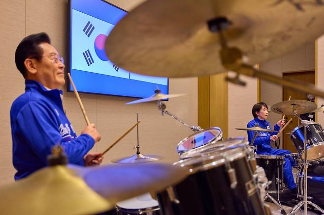 President Lee Jae Myung, left, and Japanese Prime Minister Sanae Takaichi play the drums during Lee's visit to Nara, Japan, on Jan. 13. [JOINT PRESS CORPS]