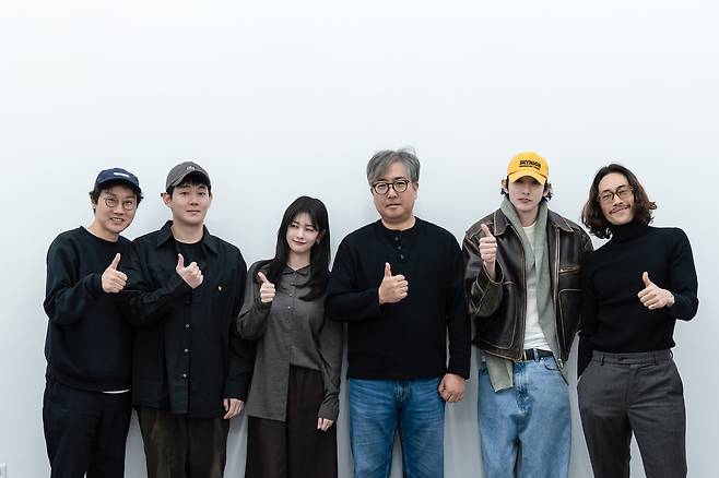 The cast and crew of Netflix's upcoming series ″The Dealer″ pose for a photo. From left are director Hwang Dong-hyuk, actor Ryu Kyung-soo, actor Jung So-min, director Choi Young-hwan, actor Lee Soo-hyuk and actor Ryu Seung-beom. [NETFLIX]
