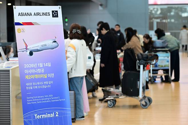 Passengers are seen at the Asiana Airlines check-in counters at Incheon International Airport Terminal 2 on Jan. 14. [JOINT PRESS CORPS]