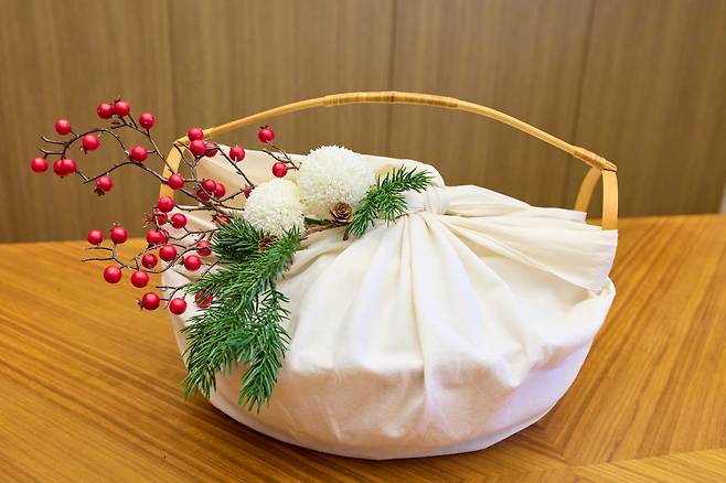 A basket of traditional confections made by first lady Kim Hea Kyung and given as a gift to Korean-Japanese artists in Japan. [JOINT PRESS CORPS]