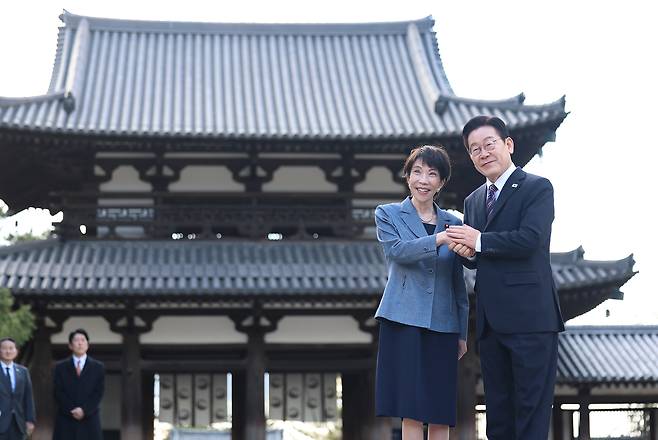 Korean President Lee Jae Myung, right, and Japanese Prime Minister Sanae Takaichi pose for a commemorative photo on Jan. 14 at Horyuji Temple, a prominent cultural heritage site in Nara Prefecture, Japan, on Jan. 14. [YONHAP]