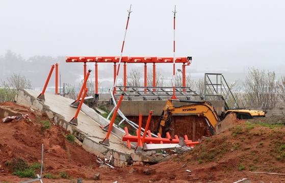 Officials from the Aviation and Railway Accident Investigation Board conduct an on-site inspection of a localizer while investigating the cause of a Jeju Air passenger plane crash at Muan International Airport in South Jeolla on April 22, 2025. [YONHAP]