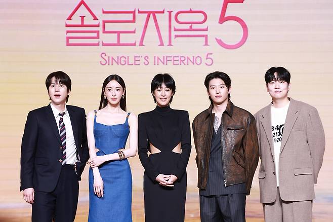 The hosts of ″Single's Inferno″ (2021-) season five pose for photos during the show's press conference held in Mapo District, western Seoul, on Jan. 14. From left are Super Junior's Kyuhyun, Lee Da-hee, Hong Jin-kyung, Dex and Hanhae. [YONHAP]
