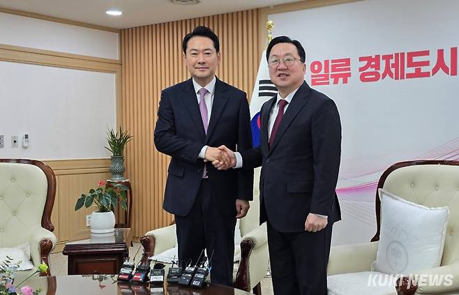 장동혁 국민의힘 당대표와 이장우 대전시장(우)이 14일 대전시청 응접실에서 '진정성 있는 대전 충남 행정통합'을 위해 손을 잡고 있다. 사진=명정삼 기자&nbsp;