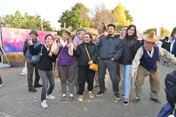 남한강변 여주도자기축제 행사장을 찾은 외국인들. 여주시 제공