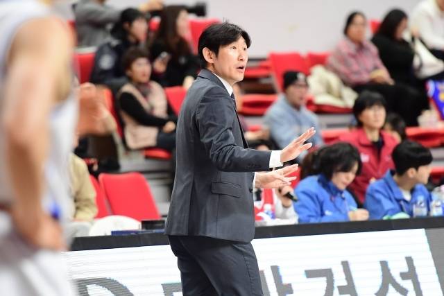 경기 종료 18초를 남기고 2점차로 밀린 상황, 역전에 대한 확신을 가지고 3점슛을 지시할 감독은 과연 몇이나 될까. 양동근 감독은 ‘감독’으로서 첫 시즌에 이미 그 단계를 넘어섰다. 사진=KBL 제공