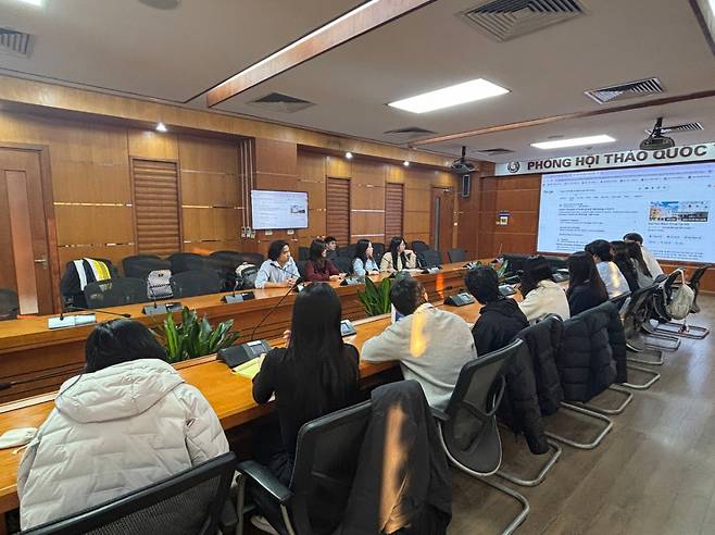 한국공학대 학생들이 베트남 하노이에서 진행된 해외현장활동에 참여하고 있다./사진제공=한국공학대