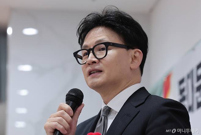 (서울=뉴스1) 김성진 기자 = 한동훈 전 국민의힘 대표가 9일 서울 동대문구 아르코에서 열린 국민의힘 동대문을 당협 신년회에서 초청 강연을 하고 있다. 2026.1.9/뉴스1  Copyright (C) 뉴스1. All rights reserved. 무단 전재 및 재배포,  AI학습 이용 금지. /사진=(서울=뉴스1) 김성진 기자