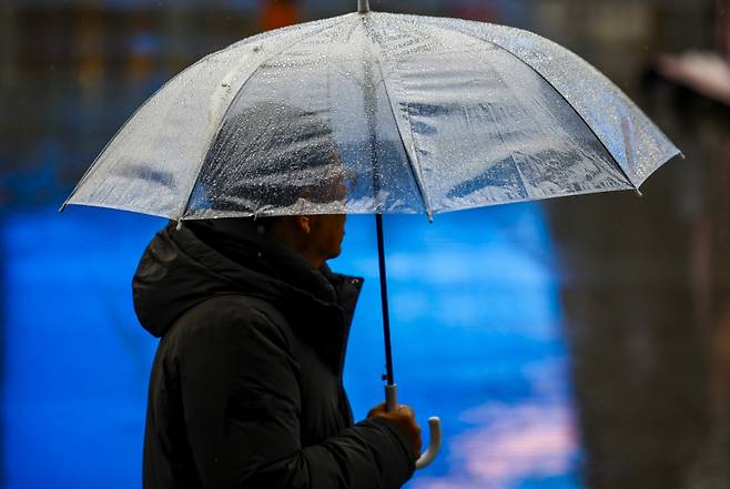 비가 내린 지난달 23일 서울 종로구 광화문광장에서 우산을 쓴 시민들이 이동하고 있다./사진=뉴시스.