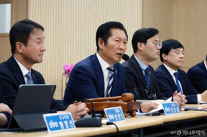 [서산=뉴시스] 고승민 기자 = 정청래 더불어민주당 대표가 14일 충남 서산축산종합센터에서 열린 현장최고위원회의에서 발언하고 있다. 2026.01.14. kkssmm99@newsis.com /사진=고승민