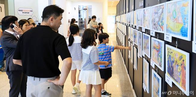 25일 '50년 후의 바다상상하기 그림공모전' 시상식이 열린 부산 국립해양박물관 대강당 앞에 마련된 공모전 수상작 전시관에서 관람객들이 작품들을 둘러보고 있다. /사진=김창현 기자 chmt@