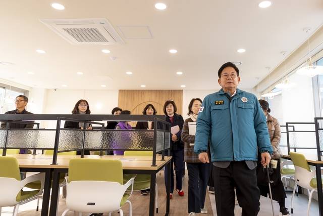 서강스페이스 현장 점검에 나선 박강수 마포구청장. 마포구청 제공