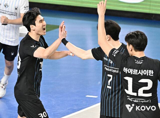 신호진의 인생 첫 왕관! 현대캐피탈, 삼성화재 셧아웃 완파하고 선두 대한항공 승점 1점 차 추격 [MD천안]