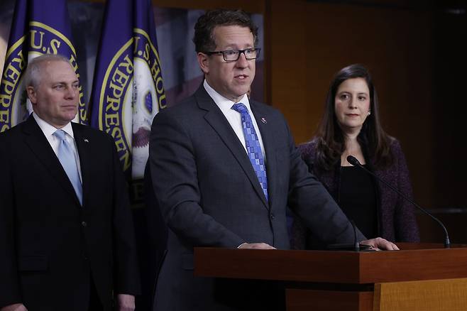 미국 하원 세입위원회 무역소위원회의 에이드리언 스미스 위원장(공화·네브래스카)이 지난 2023년 워싱턴 DC의 국회의사당에서 열린 공화당 전당대회 후 기자회견을 하고 있다. [게티이미지]